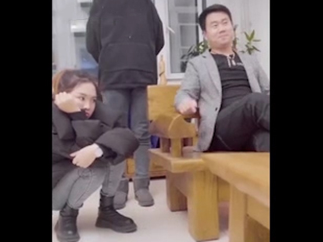 Cười 24H - Khi con cái ế quá lâu nên bố mẹ phải ra tay "kiếm mối"