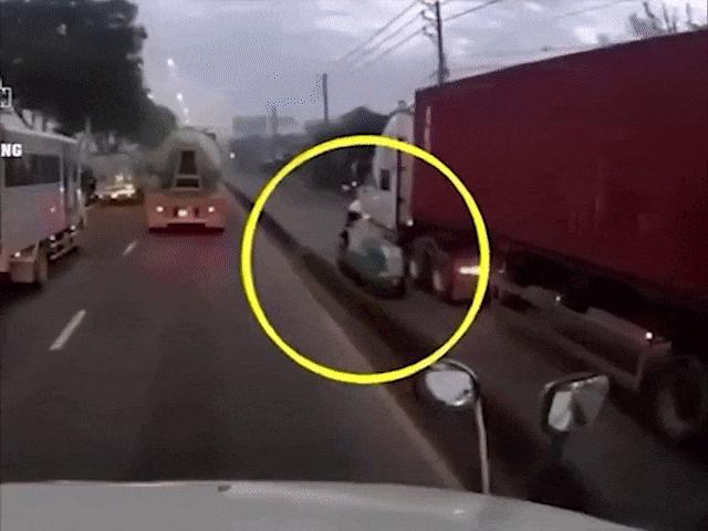 Ô tô - Container bất chấp đi vào làn xe máy suýt gây tai nạn kinh hoàng