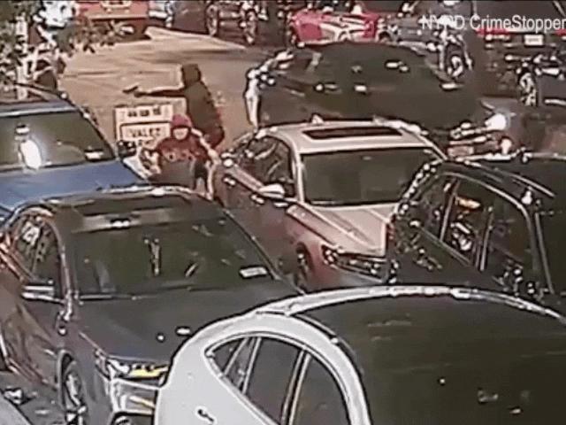 Thế giới - Mỹ: Cảnh nhóm cướp nổ súng trọng thương nạn nhân, nhảy lên xe Mercedes tẩu thoát