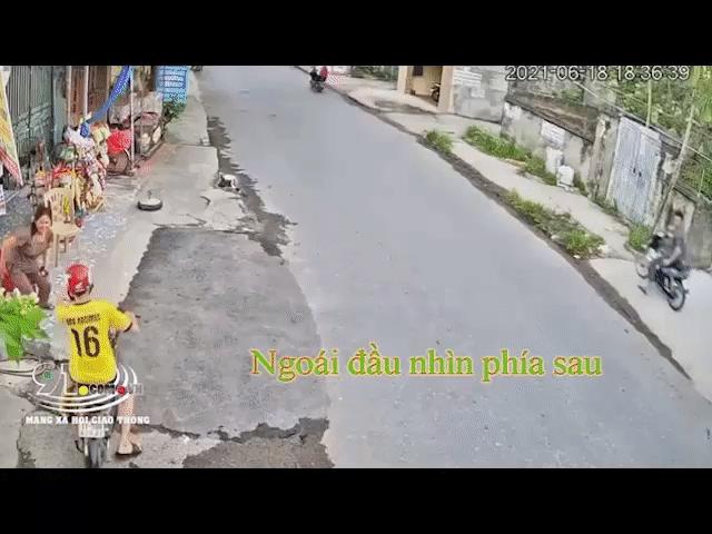 Xe máy - Xe đạp - Video: Mải hóng hớt bên đường xe máy đâm sầm vào tường