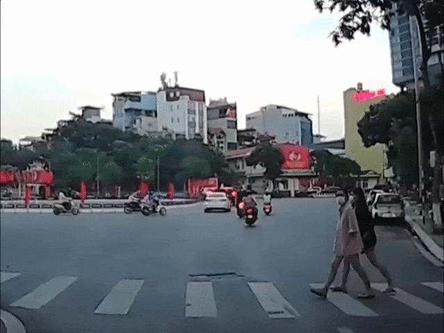 Ô tô - Video: Hành động của cô gái trẻ khiến tài xế "ấm lòng"