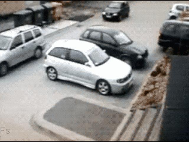 Tranh vui - Dân tình phải hoang mang với những pha đỗ xe "tan cửa nát nhà"