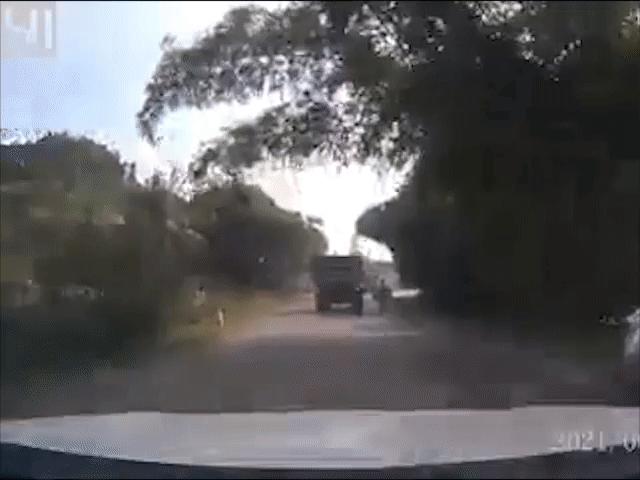 Ô tô - Video: Xe "hổ vồ" vượt ẩu khiến xe máy "lĩnh đủ"