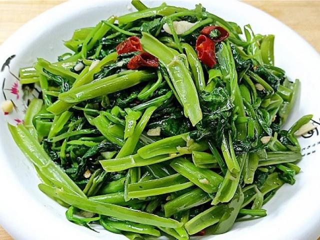 Ẩm thực - Xào rau muống bị thâm đen, không giòn ngon do chưa biết mẹo này