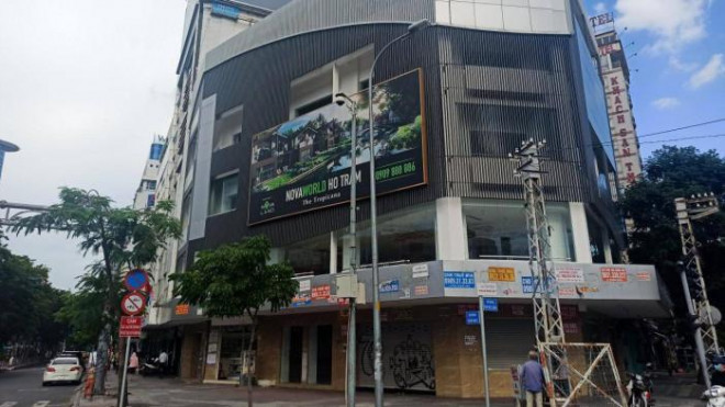 Một căn nhà 4 tầng nằm trên đường Hàm Nghi giao với Phó Đức Chính chi chít thông báo cho thuê mặt bằng nhưng vẫn không tìm được khách.