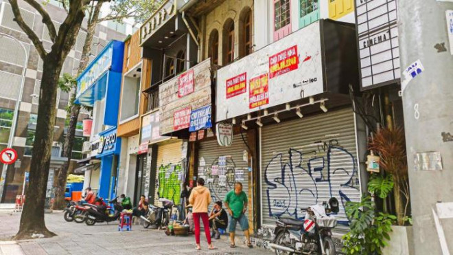 Đường Hồ Tùng Mậu (quận 1) thu hút người nhìn bởi mặt bằng bị bao phủ bởi giấy dán cho thuê mặt bằng.