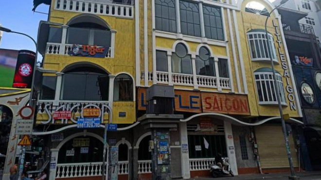 Hai mặt bằng liên tiếp đường Đề Thám giao với Phố đi bộ Bùi Viện dán thông báo cho thuê nhà.