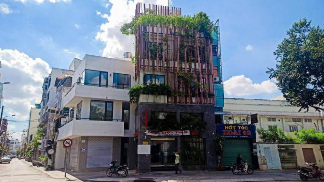 Căn nhà có 3 mặt tiền ở đường Võ Thị Sáu (quận 3) dán thông báo cho thuê nhà gần năm nay nhưng không có ai thuê.
