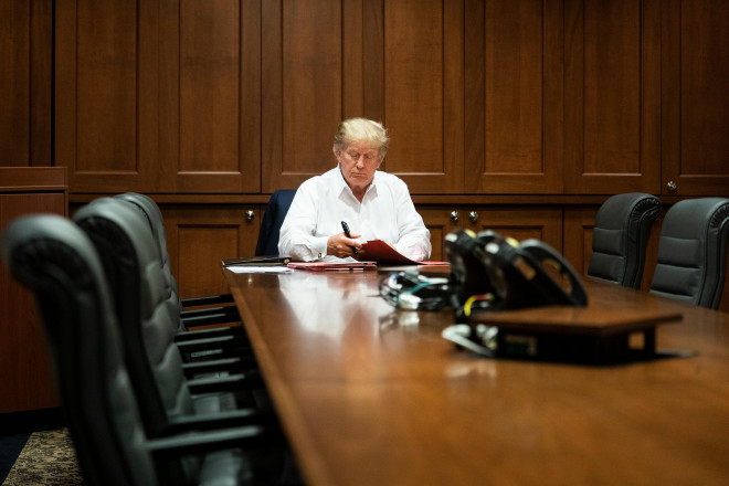 Hình ảnh ông Trump làm việc tại bệnh viện Walter Reed trong thời gian điều trị COVID-19. Ảnh: Twitte