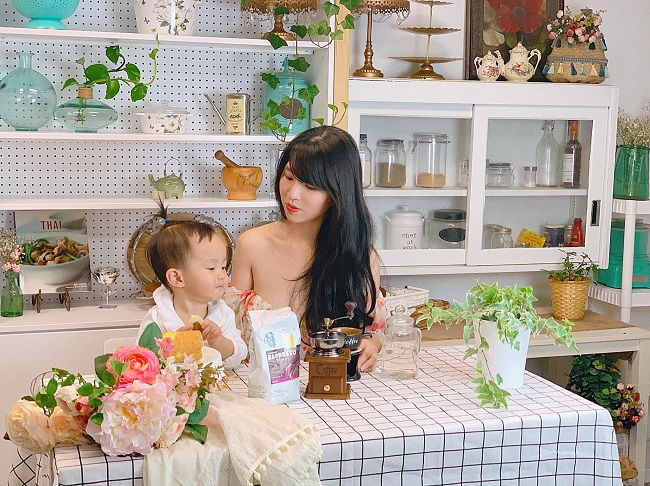 Với quan niệm “bếp là nơi giữ&nbsp;lửa yêu thương” Quỳnh Hương luôn chăm chút cho căn bếp của mình sạch sẽ, gọn gàng với những món đồ nhỏ xinh.&nbsp;(Ảnh: NVCC)
