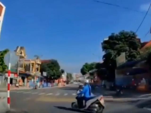 Tin tức trong ngày - Clip: Quay đầu như “1 mình 1 đường”, quý cô lập tức gặp nạn