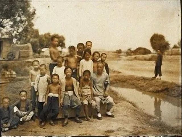 Thế giới - Xem ảnh TQ hơn 100 năm trước, "giật mình" thấy khác xa trong phim