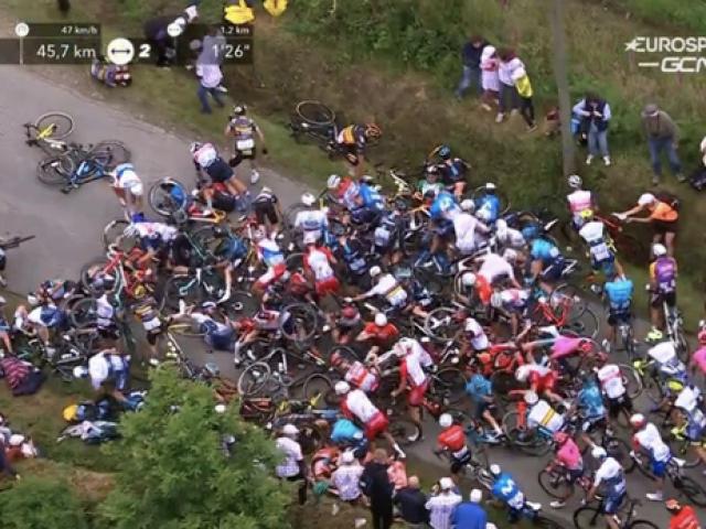Thể thao - Fan nữ mất tiền còn nguy cơ ngồi tù vì tai nạn lớn nhất Tour De France