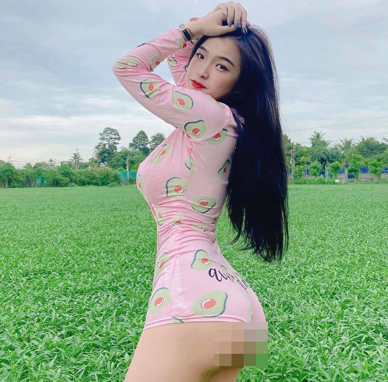 Nữ sinh hot nhất Biên Hòa mặc gợi cảm đi gặt lúa bị nhận xét &#34;trang phục sai sai&#34; - 1