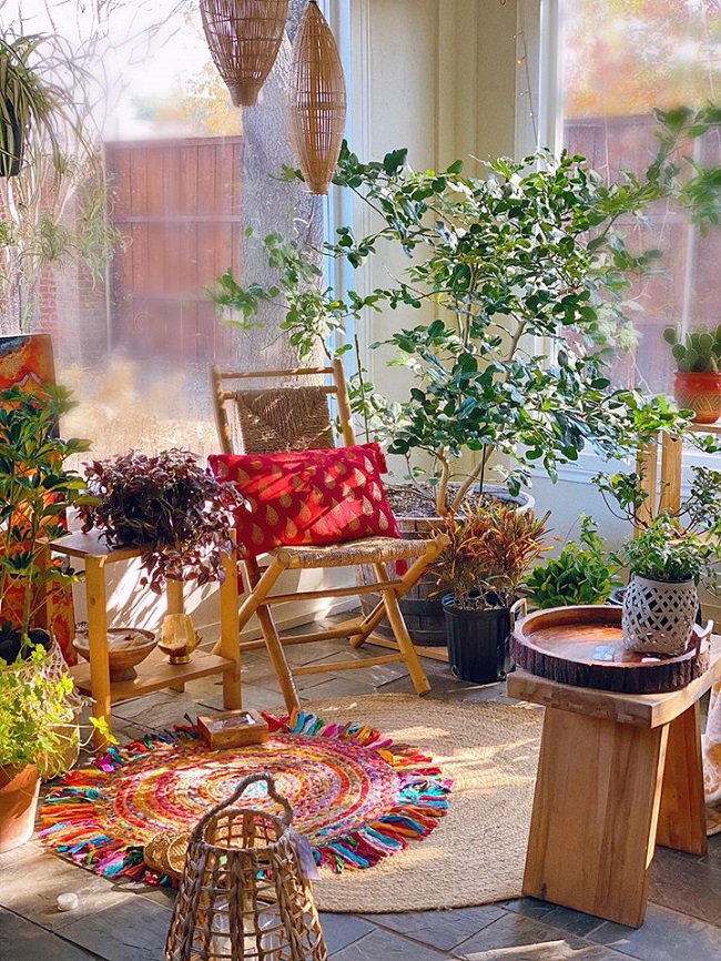 Bà mẹ 8x đặt tên cho căn phòng “sống ảo” là Sunroom vì dù vào buổi sáng hay buổi tối, căn phòng cũng ngập tràn sức sống và lung linh ánh sáng. Nhiều năm nay, đây là nơi để vợ chồng Quỳnh Hương cùng nhau trồng cây, đọc sách, uống trà mỗi ngày.
