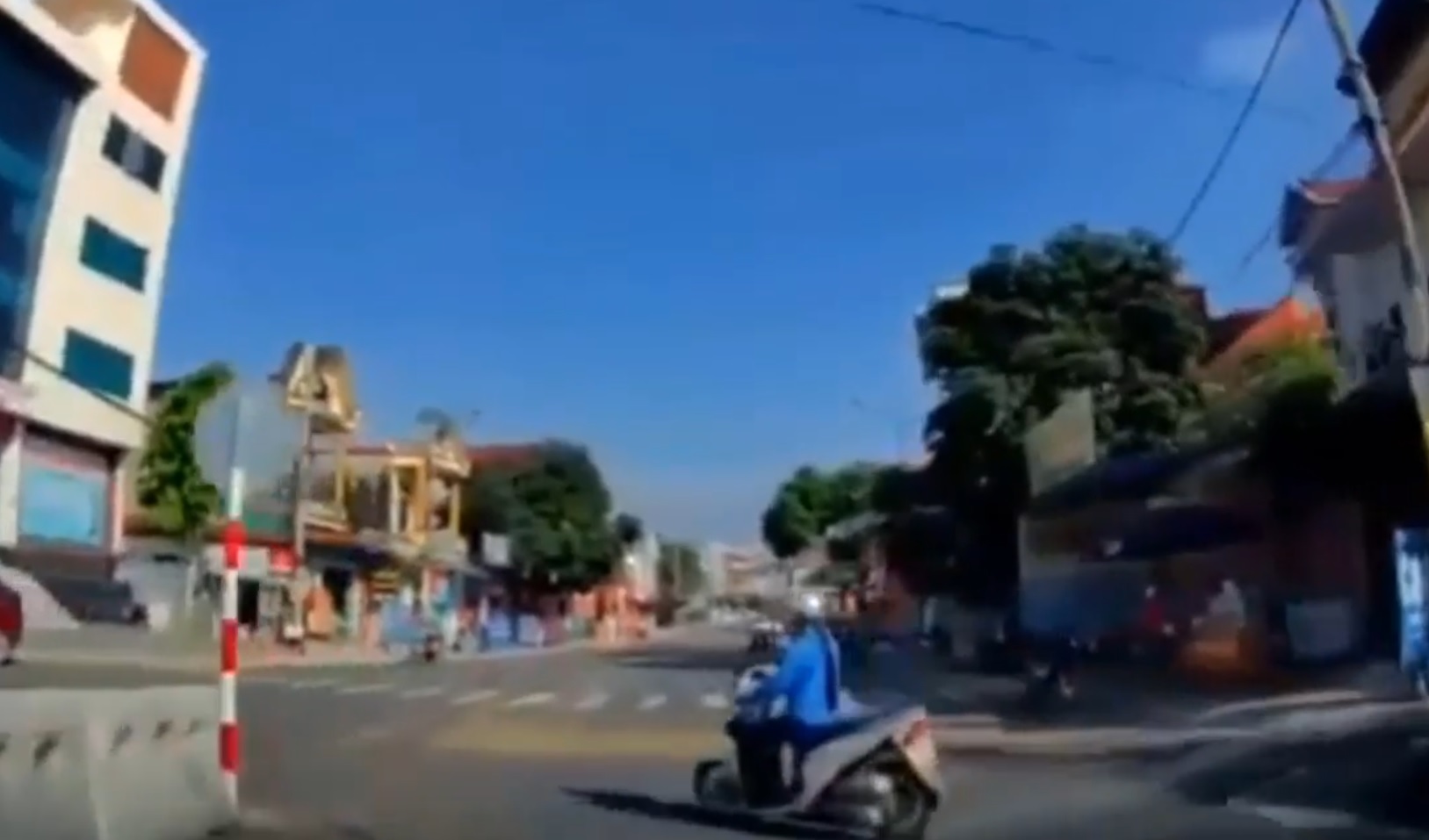 Clip: Quay đầu như “1 mình 1 đường”, quý cô lập tức gặp nạn - 1