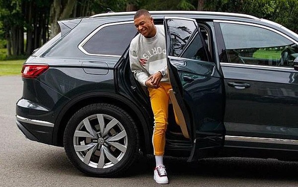 Mbappe bên chiếc xe đắt nhất của mình&nbsp;Volkswagen Touareg