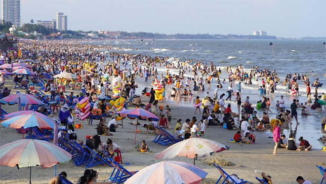 Bãi biển Vũng Tàu luôn đông nghẹt người mỗi dịp cao điểm, lễ tết