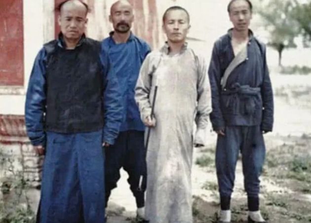 Qua ống kính của một nhiếp ảnh gia châu Âu đến Trung Quốc vào cuối triều Thanh, chúng ta thấy những người trong ảnh đều rất hốc hác. Thực tế là họ đã thiếu dinh dưỡng trong thời gian dài, dẫn đến thân hình thấp bé. Đây còn là những người “có chút tiền”. Bởi vì đối với gia đình bình thường, đến áo cũng không có mà mặc, cả nhà may ra chỉ có một bộ lành lặn, ai ra khỏi nhà mới được mặc, theo Sohu.