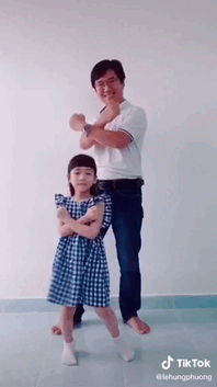 Dance cover “Tay sạch khuẩn thay lời cảm ơn” đã và đang phủ sóng mạnh mẽ, lan tỏa ý nghĩa tích cực khắp cộng đồng. Bằng chứng là không chỉ giới trẻ, mà ngay đến phụ huynh và các em bé nhỏ cũng đã nhanh chóng tham gia dance cover với những động tác sáng tạo và biểu cảm siêu đáng yêu.