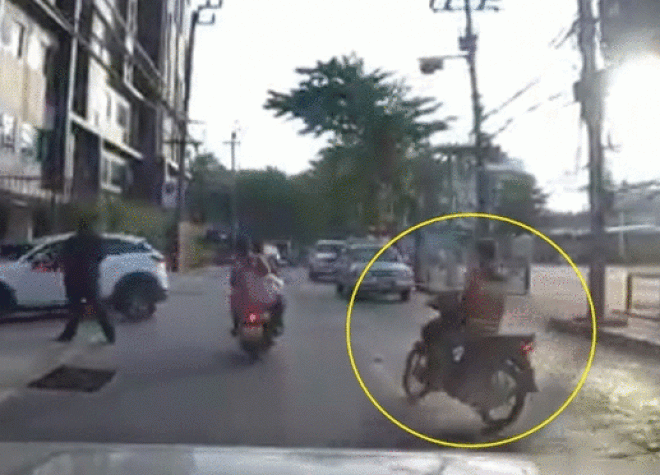 Video: Bốc đầu ngổ ngáo, ngã ra đường còn bị chính xe máy của mình “đập” lại - 1