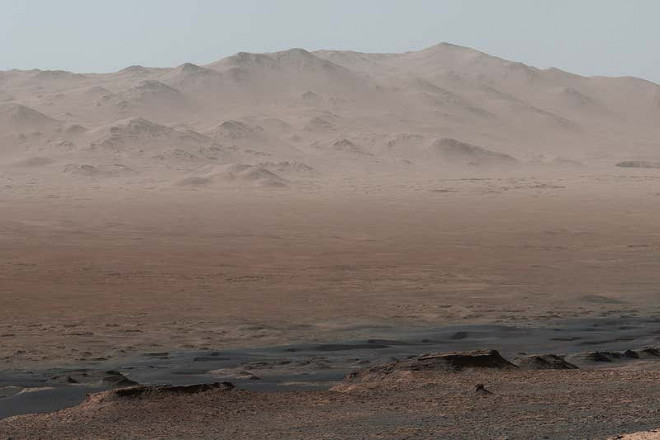 Bên trong miệng hố va chạm Gale chứa dấu vết của một loại đất sét khoáng đặc biệt, tiết lộ về thời kỳ hành tinh đỏ thân thiện với sự sống - Ảnh: NASA