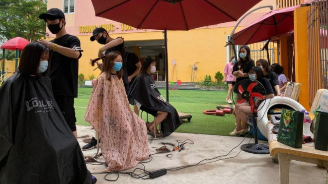 Tiệm cắt tóc miễn phí cho y bác sĩ tuyến đầu chống dịch tại Bắc Giang - 3