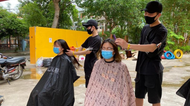 Tiệm cắt tóc miễn phí cho y bác sĩ tuyến đầu chống dịch tại Bắc Giang - 4