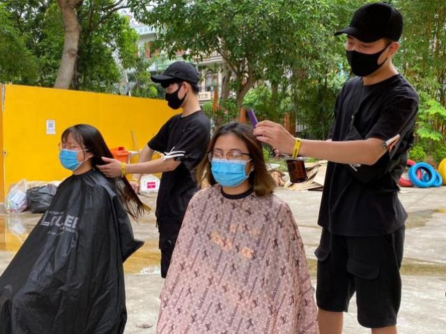 Bạn trẻ - Cuộc sống - Tiệm cắt tóc miễn phí cho y bác sĩ tuyến đầu chống dịch tại Bắc Giang