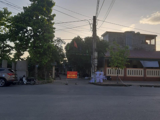 Lực lượng chức năng phong tỏa một khu dân cư ở phường Quán Bàu, TP Vinh khi phát hiện ca mắc Covid-19