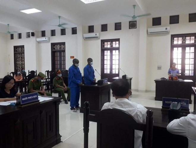 Hai thanh niên quốc tịch Nigeria bị tuyên án tử hình vì vận chuyển trái phép ma túy vào Việt Nam