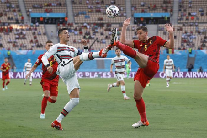 Jan Vertonghen (phải) một trong ba trung vệ của đội tuyển Bỉ trong trận gặp Bồ Đào Nha