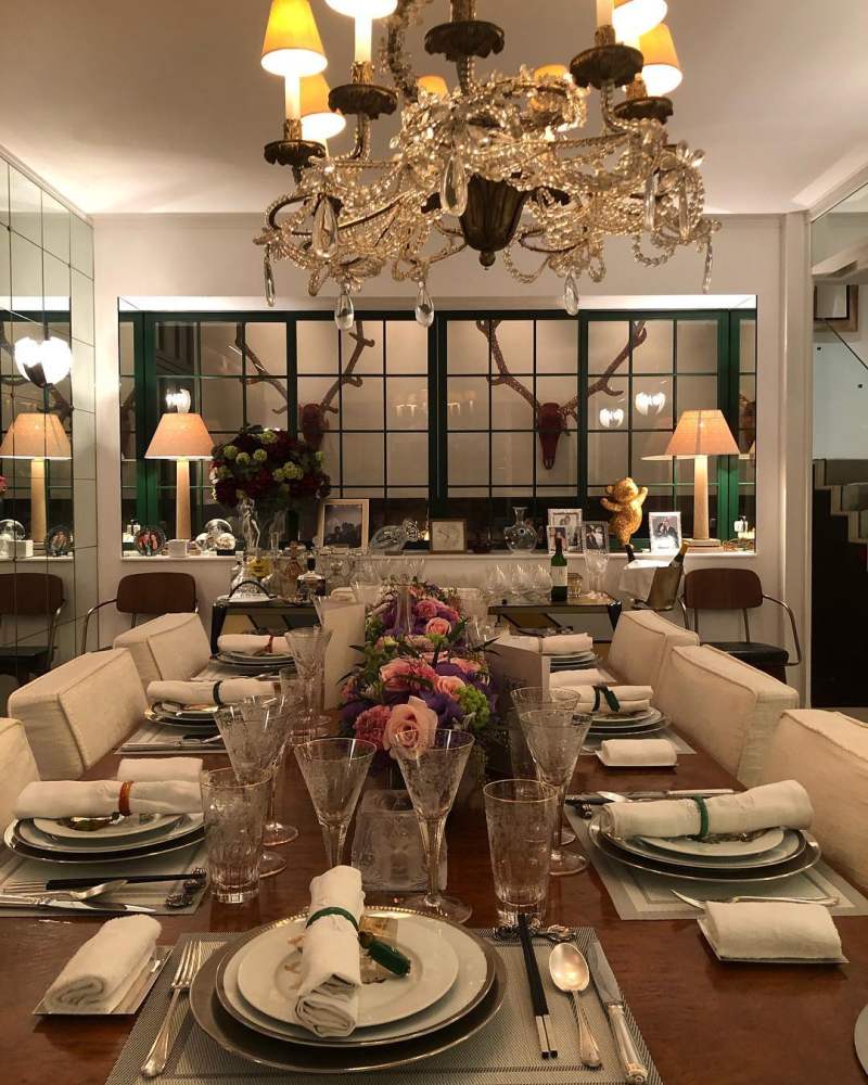 Đi máy bay riêng, tiêu tiền như nước và cuộc sống xa hoa của dàn minh tinh giàu nhất xứ Cảng thơm - 1