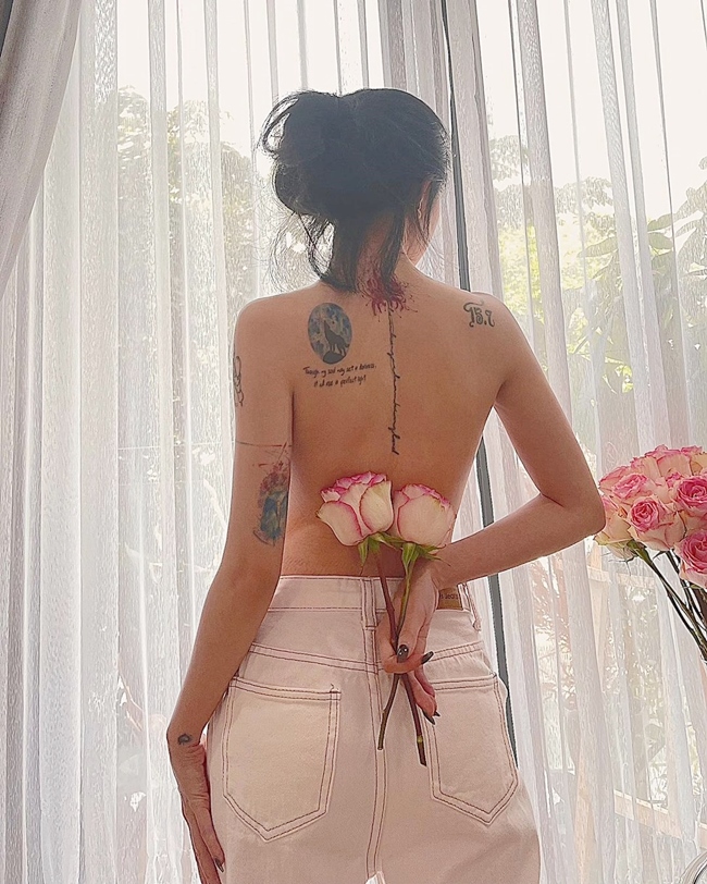 Mặc dù xăm nhiều nhưng hình xăm nhỏ được vẽ ở những vị trí &#34;đắc địa&#34; nên chúng được đánh giá cao ở khía cạnh thẩm mỹ.
