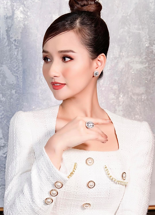 Ngoài đồ hiệu đầy mình, Lã Thanh Huyền còn có niềm đam mê với kim cương. Mới đây nhất, cô nàng đã tự thưởng cho mình 1 viên kim cương 20 carat. 
