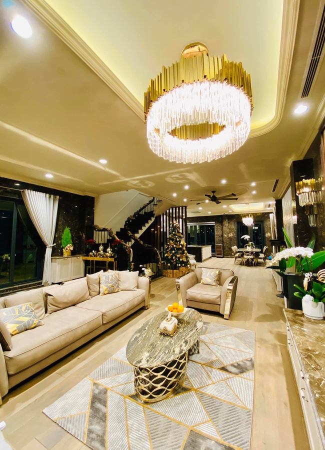 Gia đình Lã Thanh Huyền hiện đang sống trong một căn biệt thự hạng sang có giá khoảng 2 triệu đô (khoảng 48 tỷ), với diện tích 450m2 và 120m2 sân vườn ở trung tâm Hà Nội.

