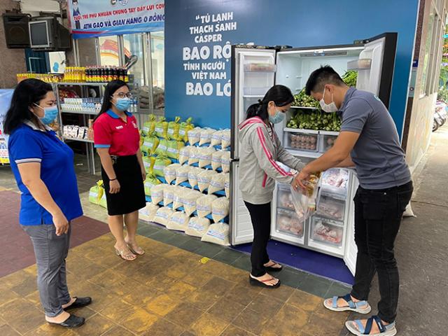 Thị trường - Tiêu dùng - Hàng nghìn người Sài Gòn nhận thực phẩm từ tủ lạnh "Thạch Sanh" 