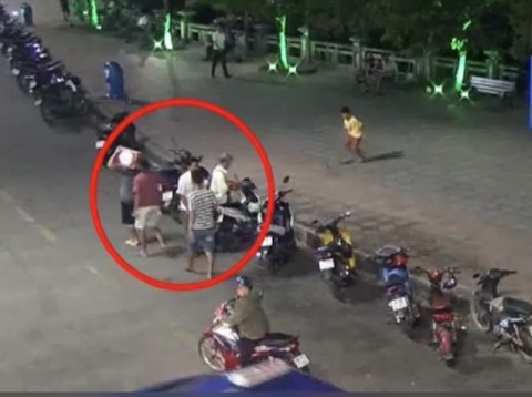 Cảnh chị Thu cùng 3 nam thanh niên trước khi xảy ra vụ án (trích xuất từ camera an ninh)