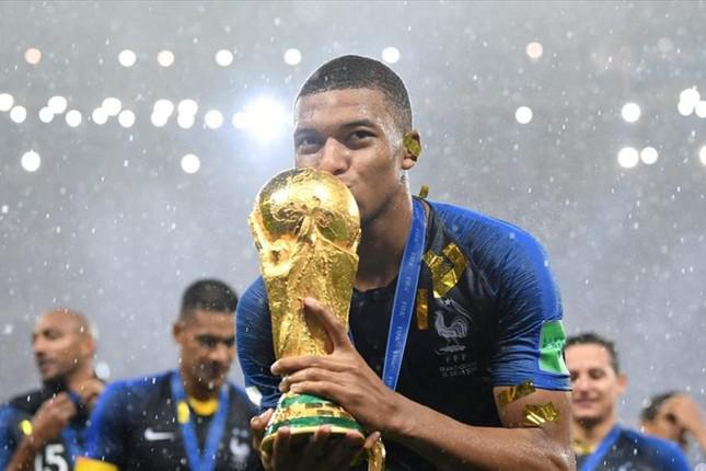 Ngôi sao Mbappe năm 2018 tỏa sáng cùng World Cup; còn mùa Euro 2020 cúi đầu thất vọng sau cú sút penalty hỏng, khiến tuyển Pháp và bản thân anh phải về nước sớm