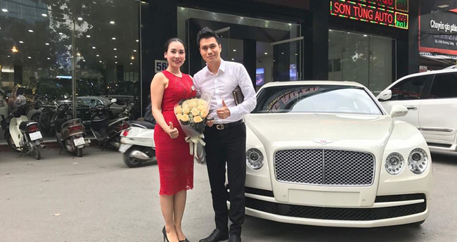 Tháng 10/2017, Việt Anh tậu xe sang Bentley màu trắng có giá hơn 10 tỷ sau thời điểm phim “Người phán xử” có anh đóng chính gây sốt.
