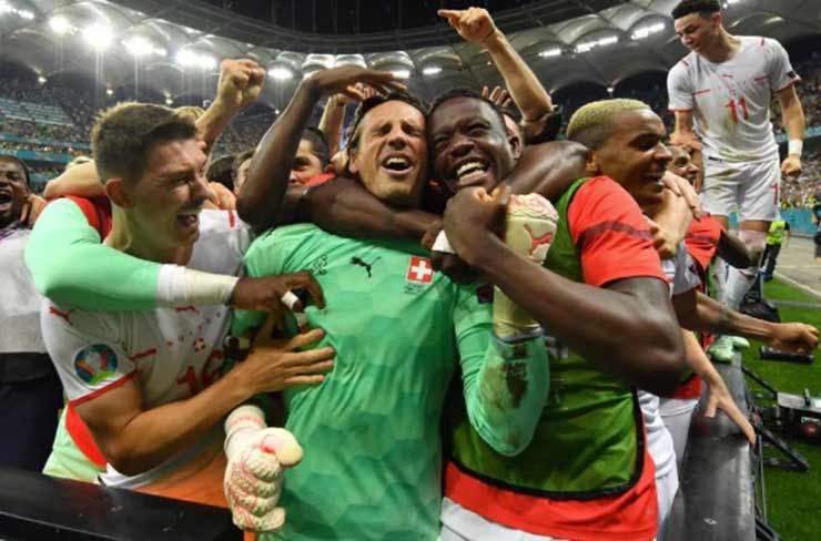 Thụy Sĩ chiến thắng loạt luân lưu để thắng trận knock-out đầu tiên kể từ World Cup 1954