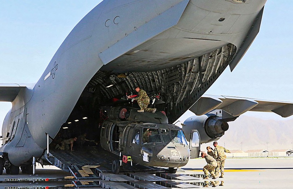 Lính Mỹ đưa trực thăng lên máy bay vận tải C-17 trước khi rời căn cứ Bagram.
