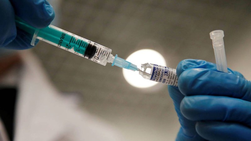 Một chuyên gia nghiên cứu vaccine tại phòng thí nghiệm của hãng dược VBI Vaccines (Mỹ), ngày 20-6. Ảnh: REUTERS
