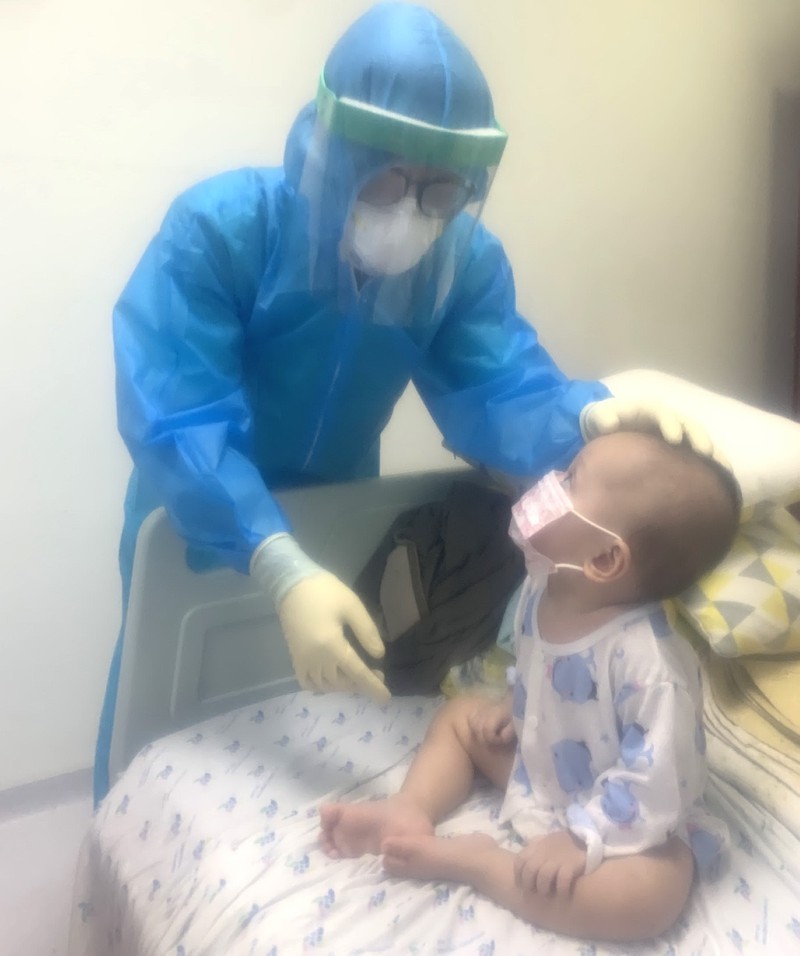 BS Khôi đang chăm sóc cho một bệnh nhân nhí ở BV Nhi đồng Thành phố. Ảnh: BSCC