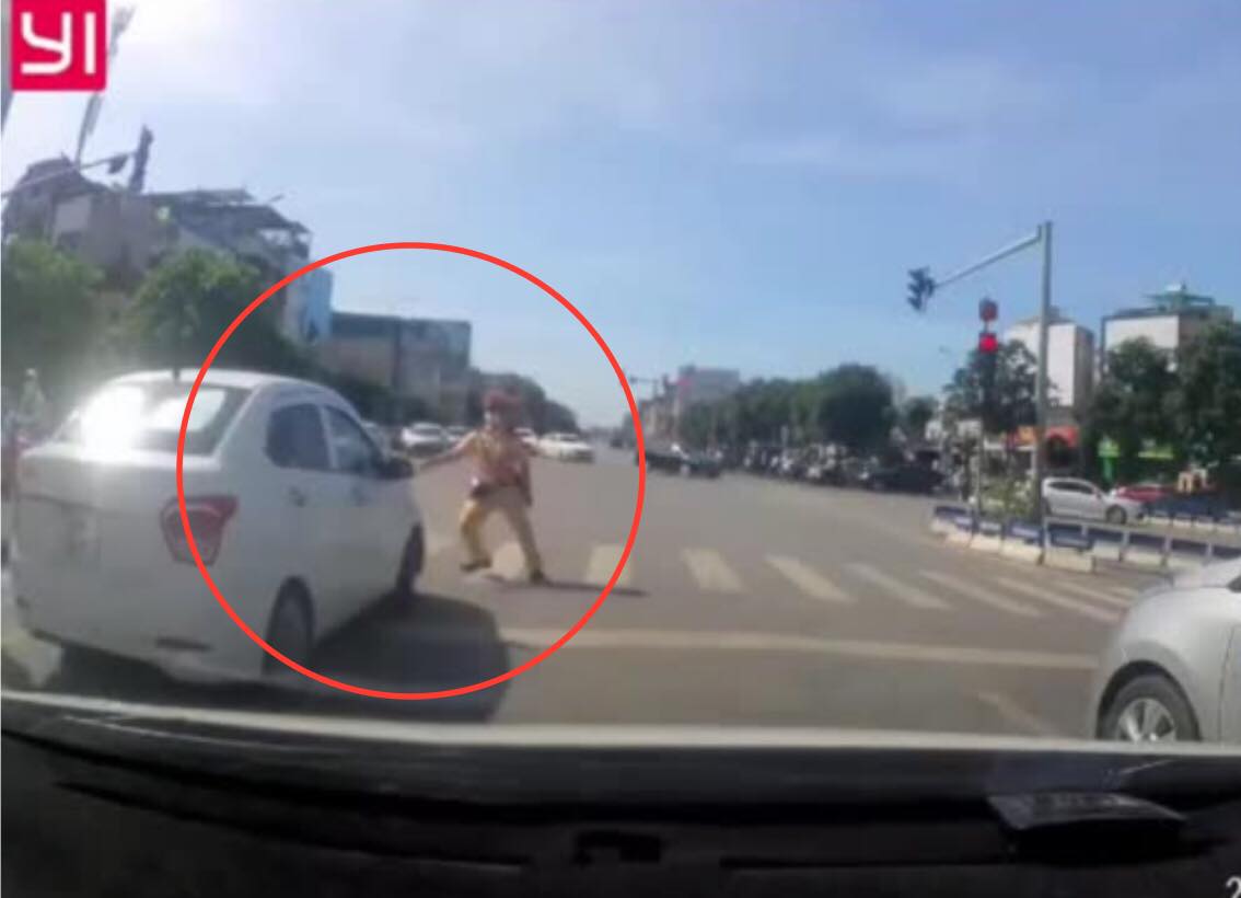 Chiếc ô tô bẻ lái tháo chạy, không chấp hành yêu cầu của CSGT.