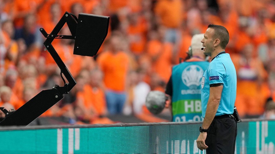 Trọng tài theo dõi màn hình VAR để xác định một pha phạm lỗi