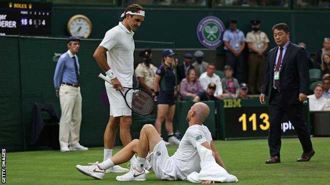 Federer gặp may khi Mannarino dính chấn thương đầu gối và đối thủ người Pháp đã phải bỏ cuộc đầu set 5 ở vòng 1 Wimbledon năm nay