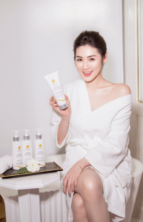 Á hậu Tú Anh livestream tiết lộ bí kíp tắm trắng tại nhà không thua gì spa - 3