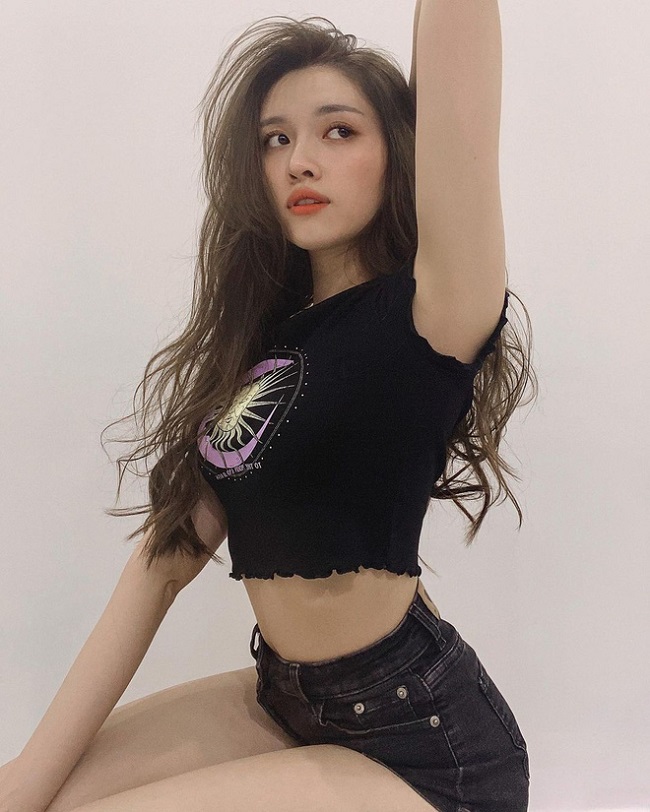 Thanh Thanh Huyền khoe khéo vòng 2 thon gọn trong áo crop top.
