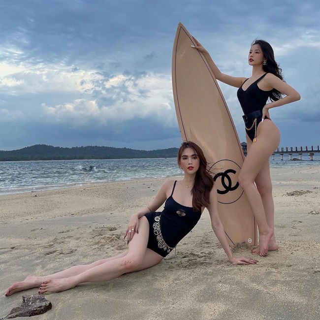 Hai người đẹp đã thực hiện bộ ảnh cùng chiếc ván lướt sóng trị giá 250 triệu đồng tại Phú Quốc.
